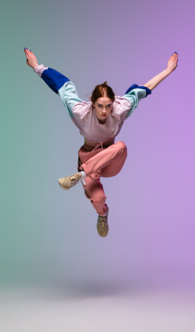 Mode et Culture Pop : Comment la musique, les films et la télévision influencent-ils les tendances de la mode ?