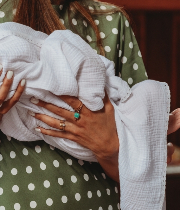 Comment doit s&rsquo;habiller la marraine pour un baptême ?