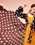 6 tenues féminines avec un pantalon à pinces