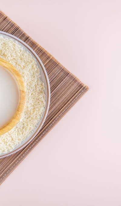 Eau de riz : ses bienfaits sur le visage et les cheveux