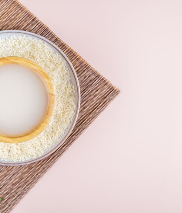 Eau de riz : ses bienfaits sur le visage et les cheveux