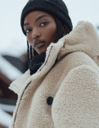 Le pull à col polo : cet hybride tendance qui réchauffe notre hiver