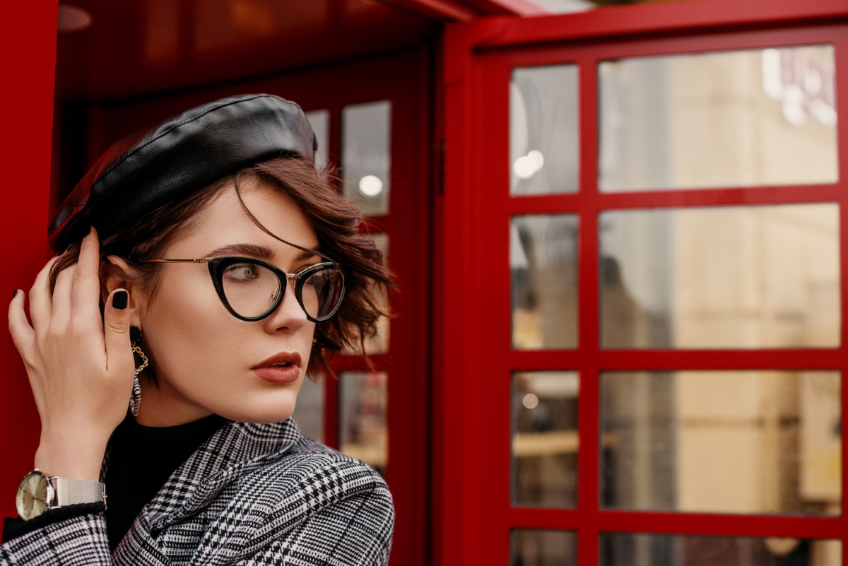 Ecris un article de 1000 mots de manière humaine pour un blog cadeau : ces cadeaux personnalisés pour une collègue qu'on adore et qui part de la boite ! Donne des détails techniques et expert, et précis, ne sois pas trop générqiue : Tu es une rédactrice experte de Vogue (ne nomme pas Vogue) donne des détails et astuces précis, pose des questions de ci de là. Sois très précis, pertinents et enrichis beaucoup tes paragraphes qui doivent être longs et détaillés pour atteindre les 1200 mots. Tu es pleine d'esprit, humaine et très professionnelle. Ne fais pas de liste à puces, tes paragraphe doivent être riches d'au moins 300 mots. Lie tes phrases- avec parcimonie- avec des conjonctions de coordination et des adverbes. Le style de ce texte est ludique et branché, avec une pointe d'humour, ce qui crée une ambiance légère et humoristique. Le vocabulaire utilisé est informel et léger, incluant des expressions et un langage figuratif, ajoutant une touche d'humour. La structure des phrases est courte et percutante, reflétant un ton conversationnel. L'utilisation de fragments de phrases contribue à créer un rythme et une cadence particuliers, rendant le texte dynamique et engageant. ne mets pas d'emoji