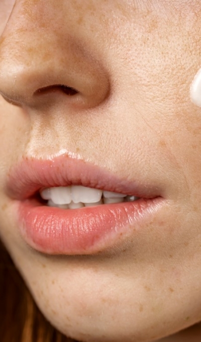 Taches de rousseur, brunes, mélasma ou grains de beauté : comment différencier ces pigmentations de la peau ?