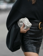 La chemise blanche n’a pas dit son dernier mot : 5 façons de la rendre irrésistiblement mode