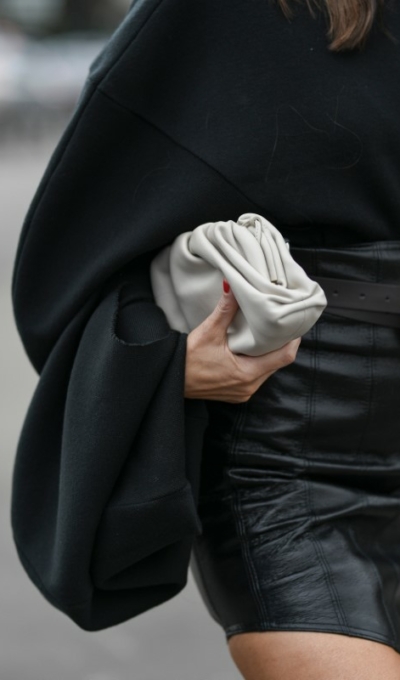 Ces 3 façons de porter vos pulls vont littéralement upgrader vos looks cette saison