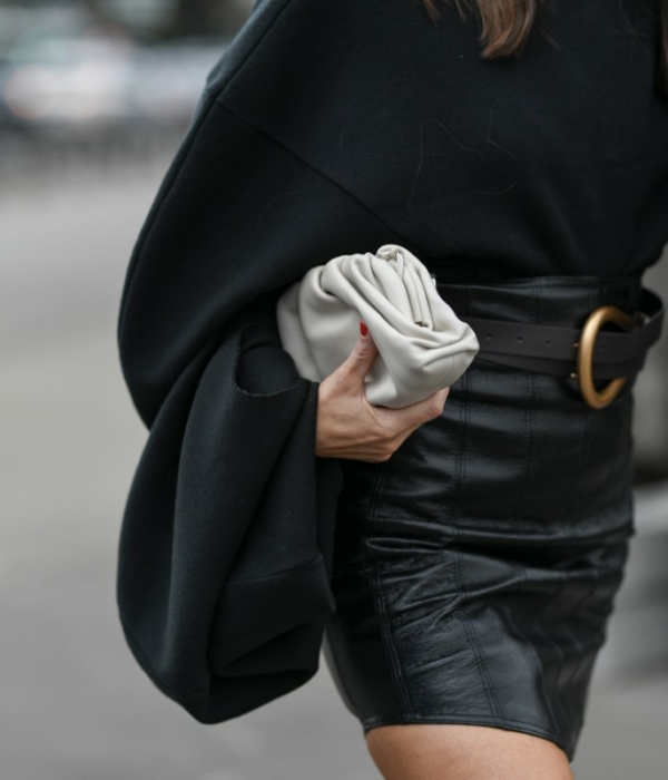 Ces 3 façons de porter vos pulls vont littéralement upgrader vos looks cette saison