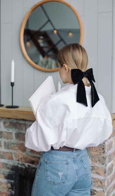 La chemise blanche n’a pas dit son dernier mot : 5 façons de la rendre irrésistiblement mode
