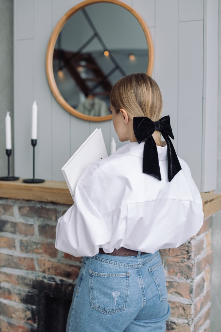 La chemise blanche n’a pas dit son dernier mot : 5 façons de la rendre irrésistiblement mode