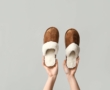 Ces 3 façons de porter vos pulls vont littéralement upgrader vos looks cette saison