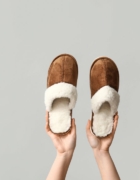Ces 3 façons de porter vos pulls vont littéralement upgrader vos looks cette saison