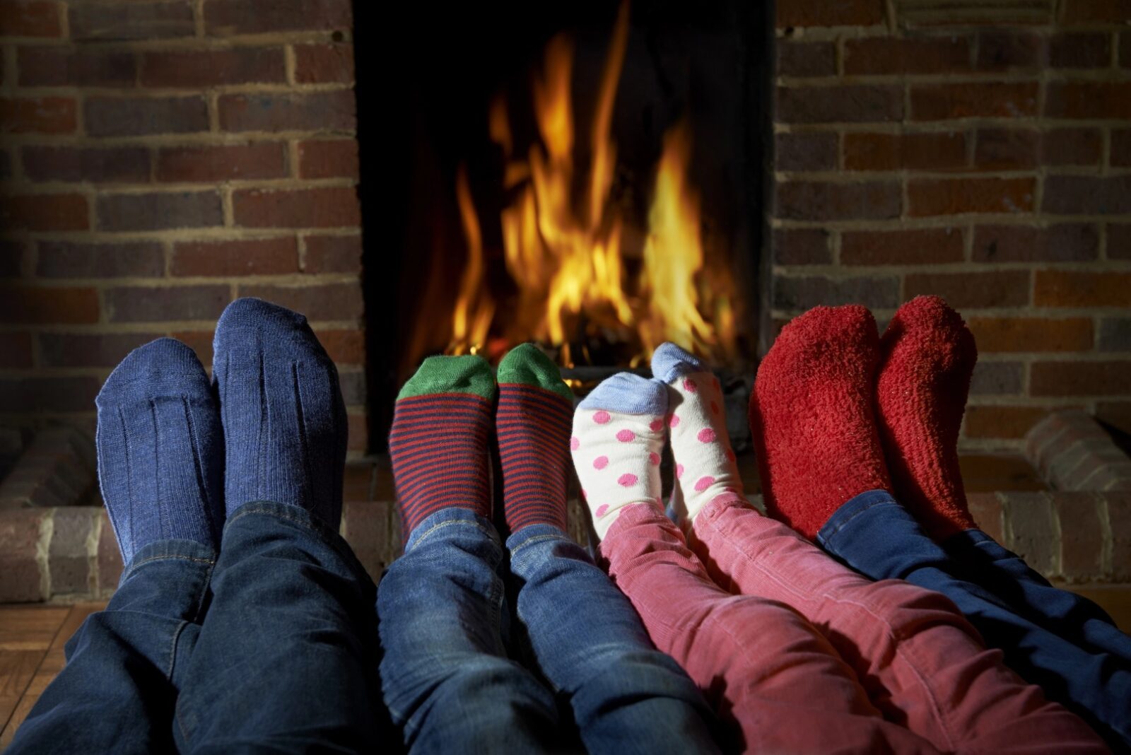famille bien au chaud et à l’aise pendant l’hiver