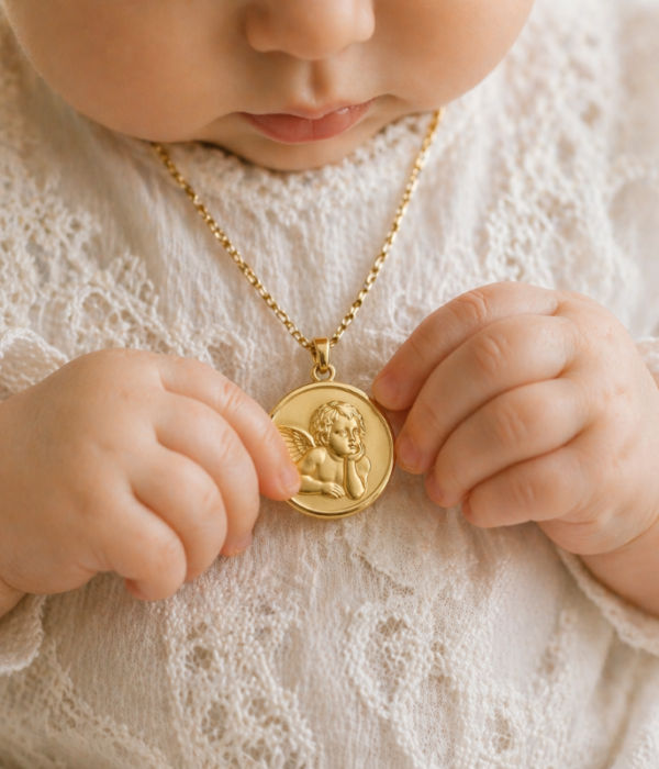 Transmettre un bijou à son enfant : le sens profond de la médaille de baptême